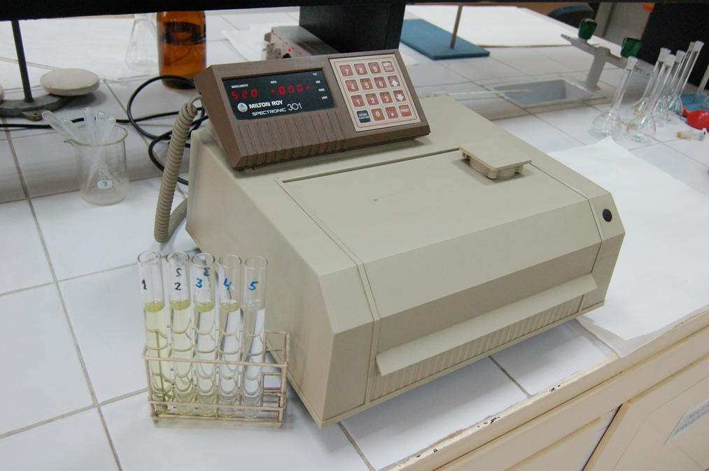 Espectrofotómetro visible para el análisis del efluente del reactor